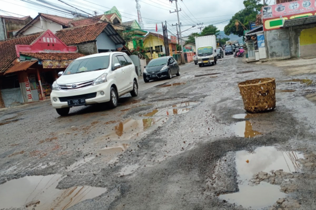 Jalan Rusak Laporkan Hak Publik Kamu