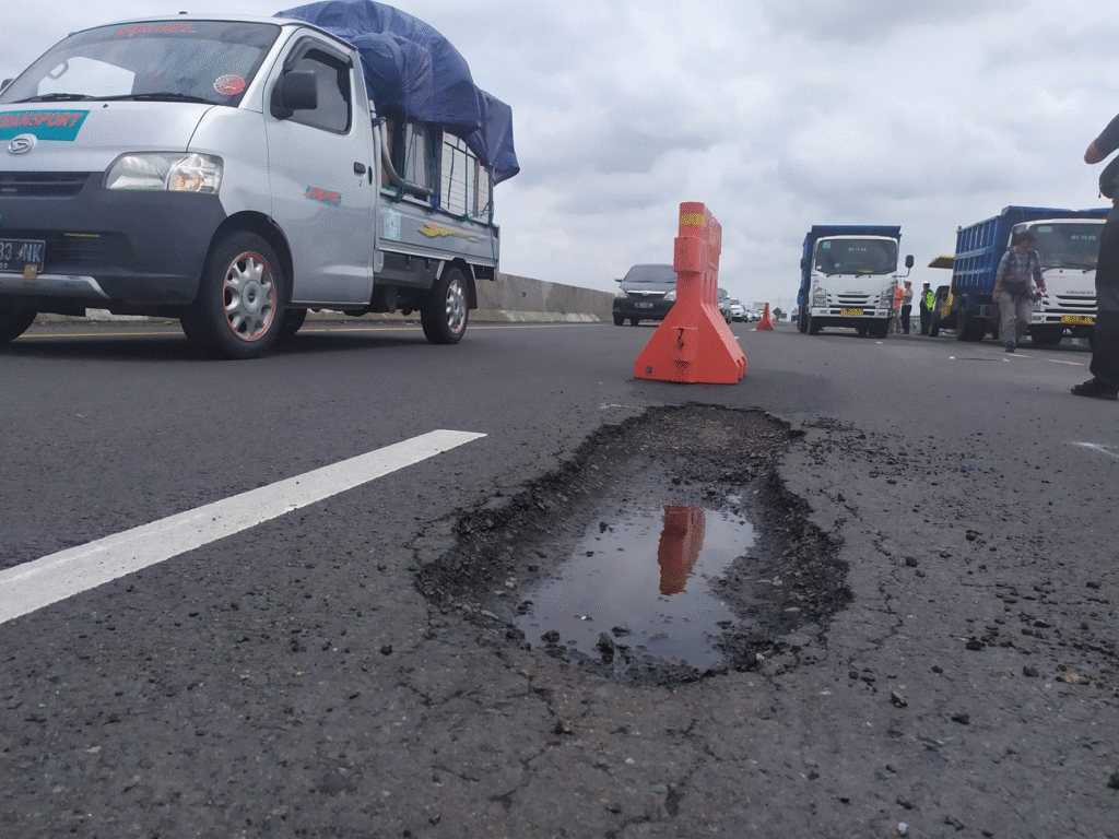 Jalan Rusak Laporkan Hak Publik Kamu