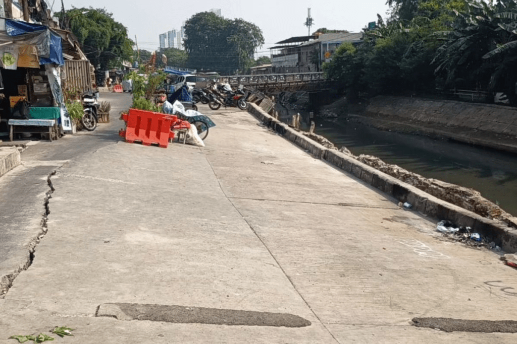 5 Bulan Jalan Ambles Pulo Gadung Dibiarkan, Pramono Turun Tangan
