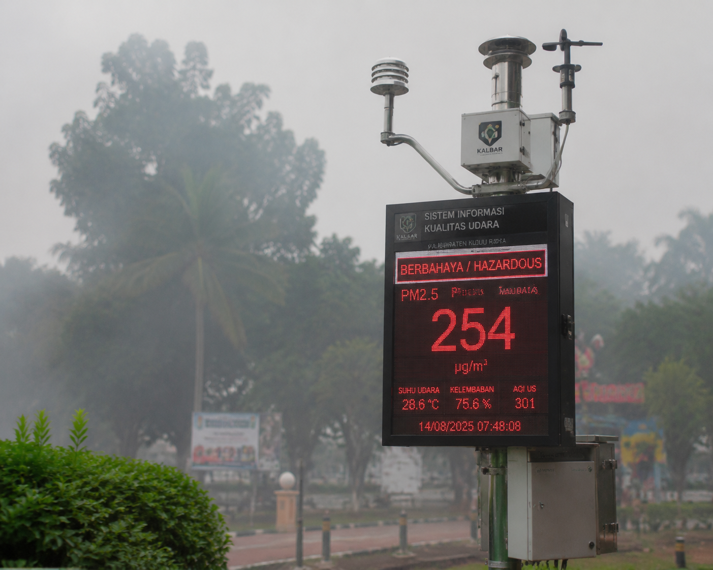 Waspada, Kualitas Udara di Kalimantan Barat Capai Level Berbahaya 2 Alat sensor pemantau kualitas udara stasiun AQMS menampilkan indikator PM2.5 kategori berbahaya di Kubu Raya.