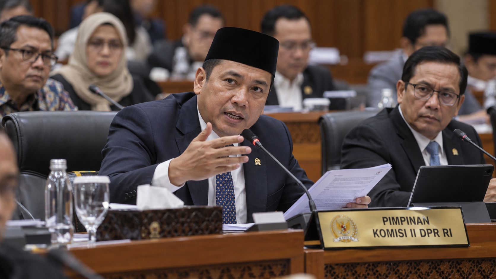 Suasana Rapat Dengar Pendapat di Komisi II DPR RI yang membahas pembatasan penyaluran gaji PNS lewat Kopdes hanya untuk pusat.